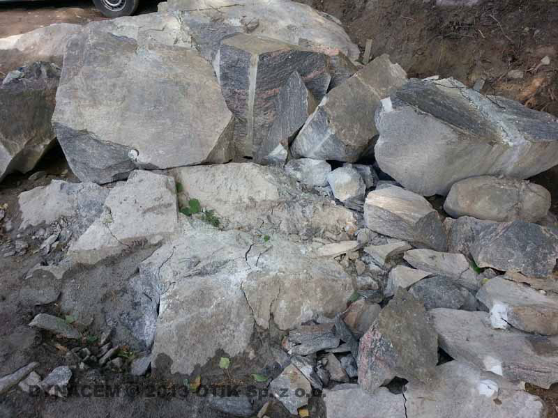 f. Sprengen und zerkleinern von Granit Felsen lautlos mit Dynacem Quellsprengstoff